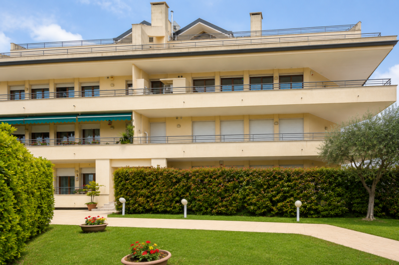 Prestigioso attico duplex dagli spazi introvabili, una residenza esclusiva dove luce, privacy e g...