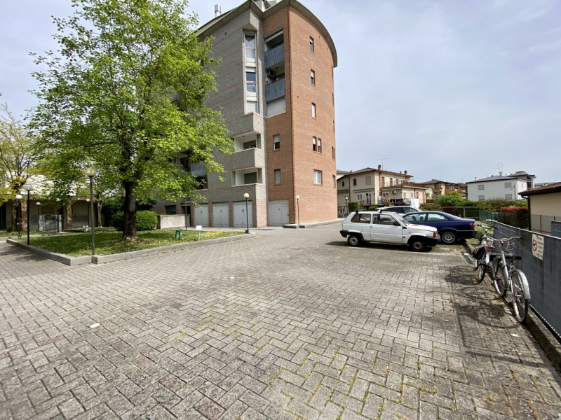 Nel cuore del quartiere Cattane, una delle zone più richieste e servite di Vicenza, proponiamo in...