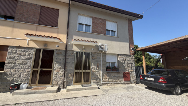 In una zona tranquilla e ben servita di Cadoneghe, proponiamo in vendita una splendida villetta a...