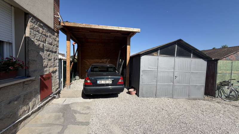 In una zona tranquilla e ben servita di Cadoneghe, proponiamo in vendita una splendida villetta a...
