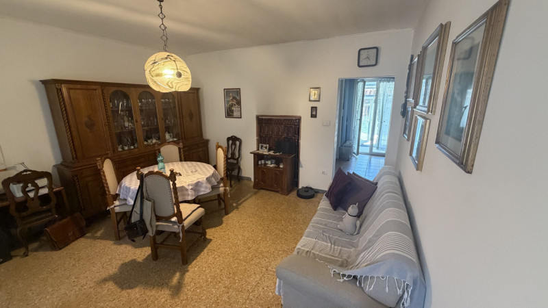 In una zona tranquilla e ben servita di Cadoneghe, proponiamo in vendita una splendida villetta a...