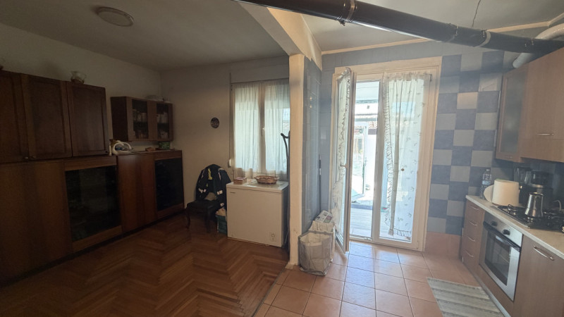 In una zona tranquilla e ben servita di Cadoneghe, proponiamo in vendita una splendida villetta a...