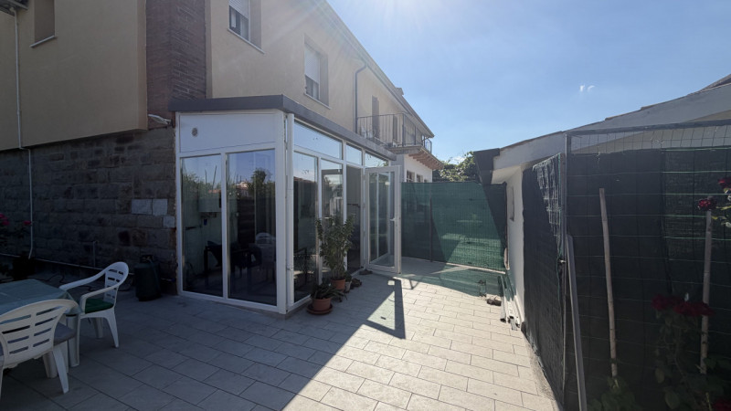 In una zona tranquilla e ben servita di Cadoneghe, proponiamo in vendita una splendida villetta a...