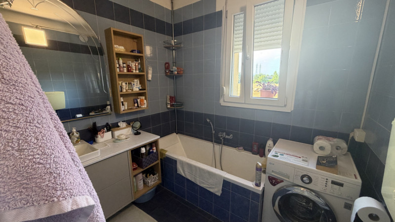 In una zona tranquilla e ben servita di Cadoneghe, proponiamo in vendita una splendida villetta a...
