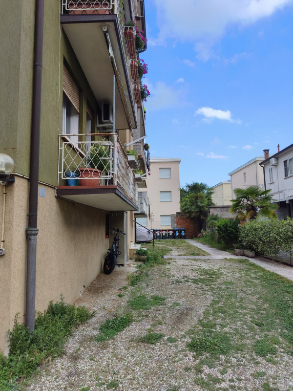 Situato nel cuore del tranquillo quartiere di San Carlo, nella zona Arcella  vi presentiamo un'op...