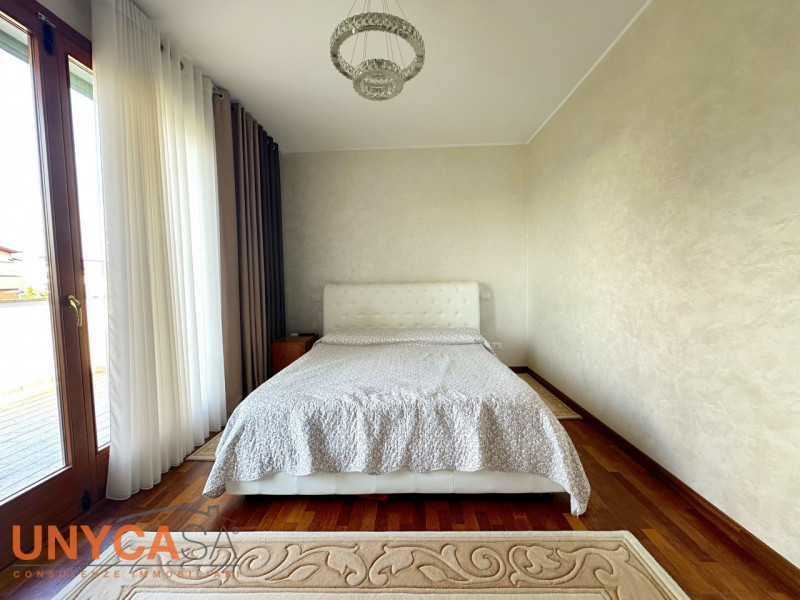 In tranquillo contesto residenziale del 2004, nella rinomata cornice di Abano, proponiamo in vend...