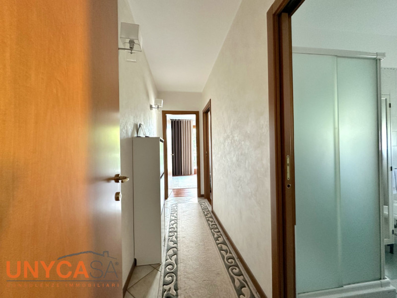 In tranquillo contesto residenziale del 2004, nella rinomata cornice di Abano, proponiamo in vend...