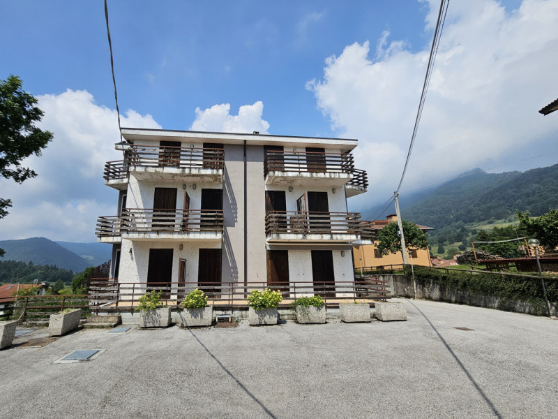 Proponiamo in vendita appartamento bilocale situato a Tonezza del Cimone, precisamente nella loca...