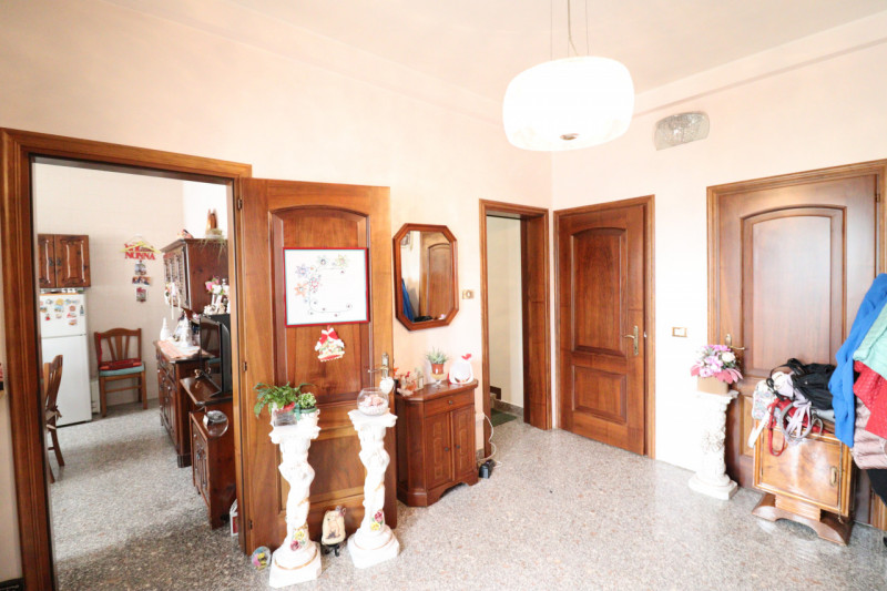 CELESEO: unifamiliare con ampio scoperto di proprietà a servizio dell'abitazione e del grande mag...