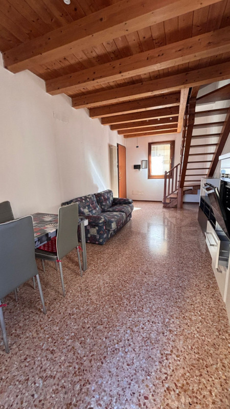 Scopri questo  affascinante appartamento duplex situato nel centro di Este! Con una superficie di...