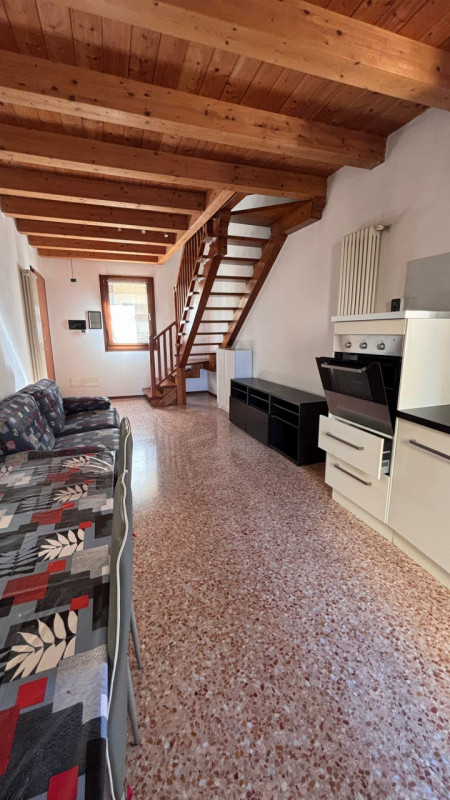 Scopri questo  affascinante appartamento duplex situato nel centro di Este! Con una superficie di...