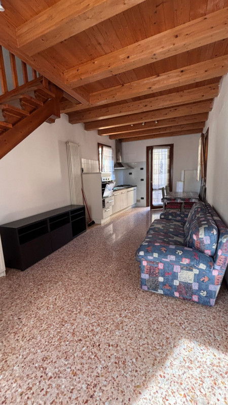 Scopri questo  affascinante appartamento duplex situato nel centro di Este! Con una superficie di...