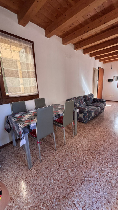 Scopri questo  affascinante appartamento duplex situato nel centro di Este! Con una superficie di...