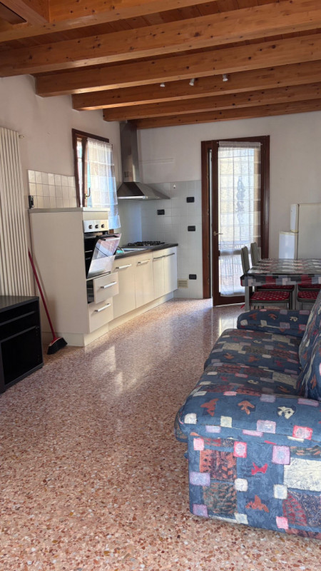 Scopri questo  affascinante appartamento duplex situato nel centro di Este! Con una superficie di...