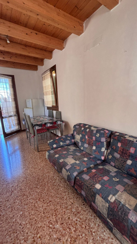 Scopri questo  affascinante appartamento duplex situato nel centro di Este! Con una superficie di...