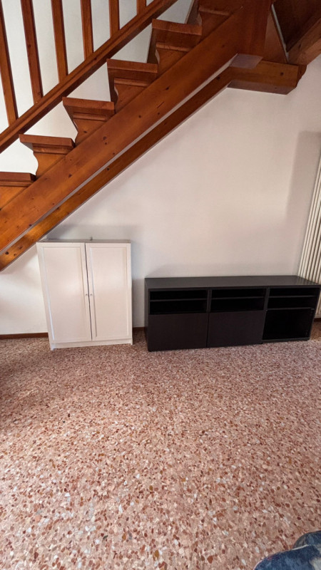 Scopri questo  affascinante appartamento duplex situato nel centro di Este! Con una superficie di...