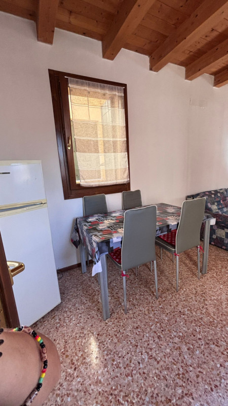 Scopri questo  affascinante appartamento duplex situato nel centro di Este! Con una superficie di...