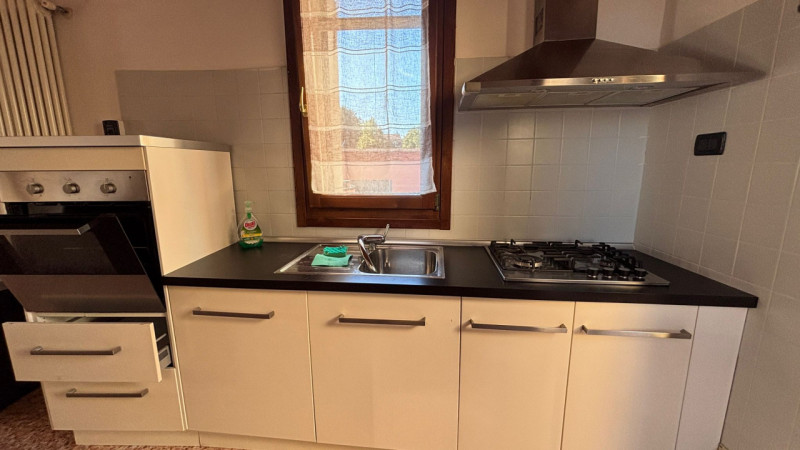 Scopri questo  affascinante appartamento duplex situato nel centro di Este! Con una superficie di...