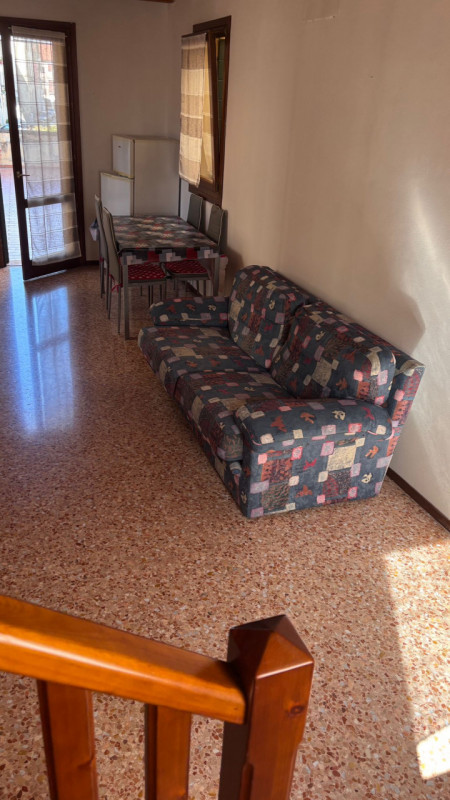 Scopri questo  affascinante appartamento duplex situato nel centro di Este! Con una superficie di...