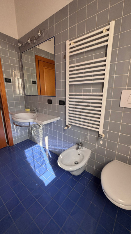 Scopri questo  affascinante appartamento duplex situato nel centro di Este! Con una superficie di...