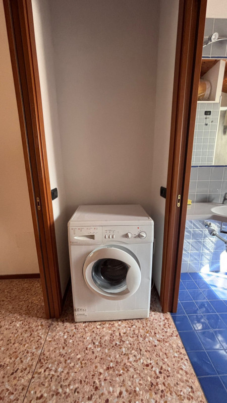 Scopri questo  affascinante appartamento duplex situato nel centro di Este! Con una superficie di...