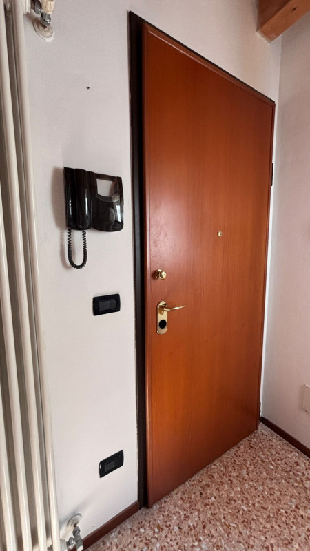 Scopri questo  affascinante appartamento duplex situato nel centro di Este! Con una superficie di...