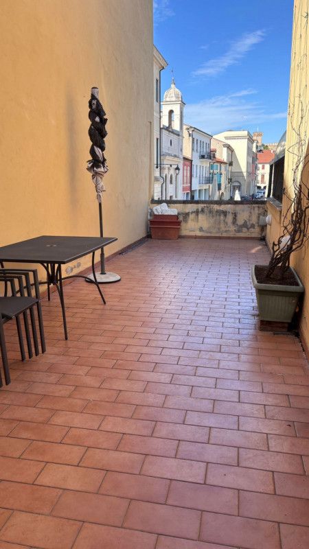Scopri questo  affascinante appartamento duplex situato nel centro di Este! Con una superficie di...
