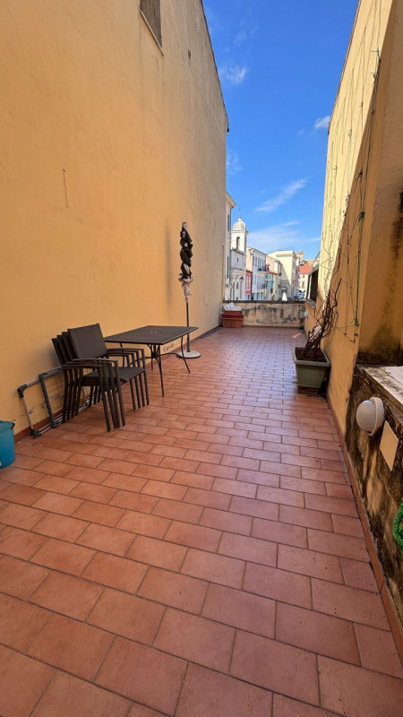 Scopri questo  affascinante appartamento duplex situato nel centro di Este! Con una superficie di...