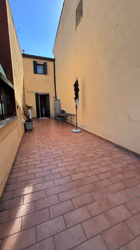 Scopri questo  affascinante appartamento duplex situato nel centro di Este! Con una superficie di...