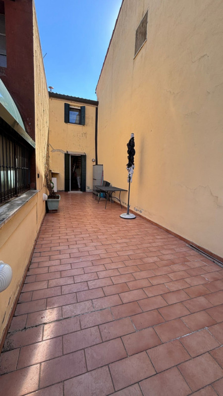 Scopri questo  affascinante appartamento duplex situato nel centro di Este! Con una superficie di...