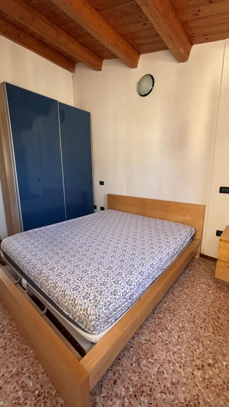 Scopri questo  affascinante appartamento duplex situato nel centro di Este! Con una superficie di...