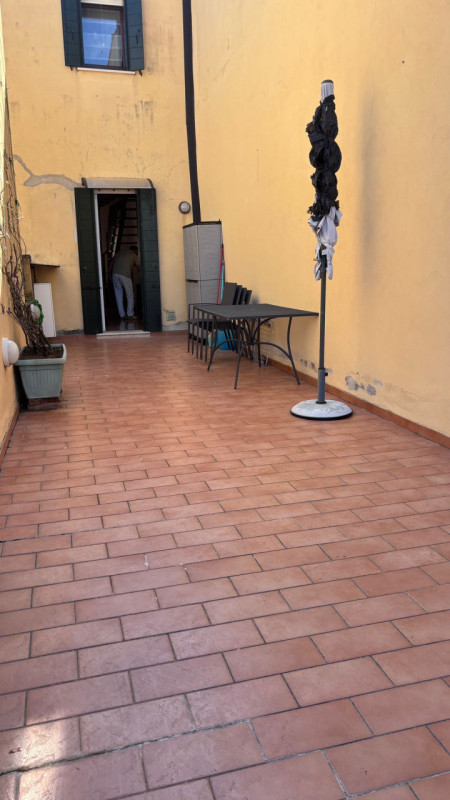 Scopri questo  affascinante appartamento duplex situato nel centro di Este! Con una superficie di...