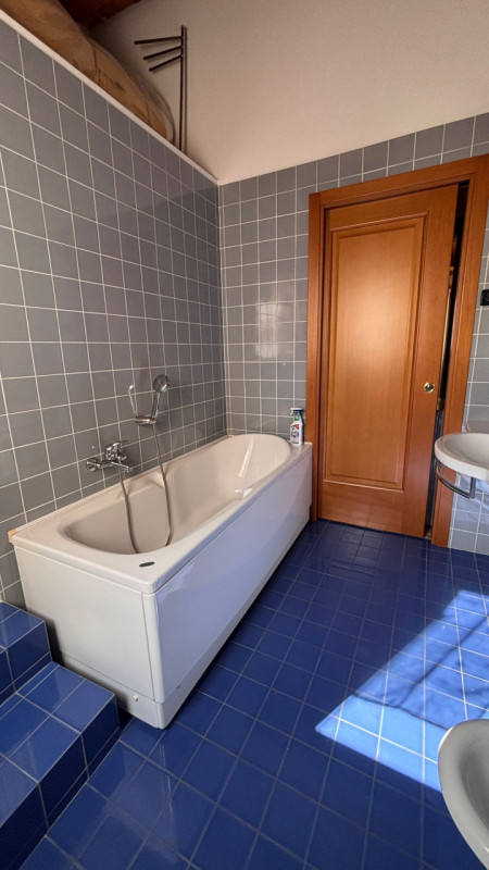 Scopri questo  affascinante appartamento duplex situato nel centro di Este! Con una superficie di...