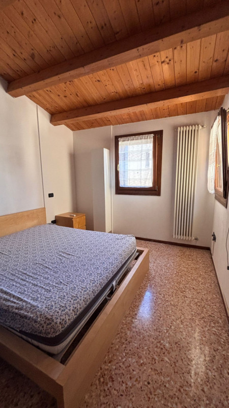 Scopri questo  affascinante appartamento duplex situato nel centro di Este! Con una superficie di...