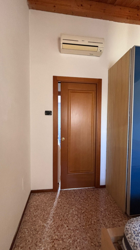 Scopri questo  affascinante appartamento duplex situato nel centro di Este! Con una superficie di...