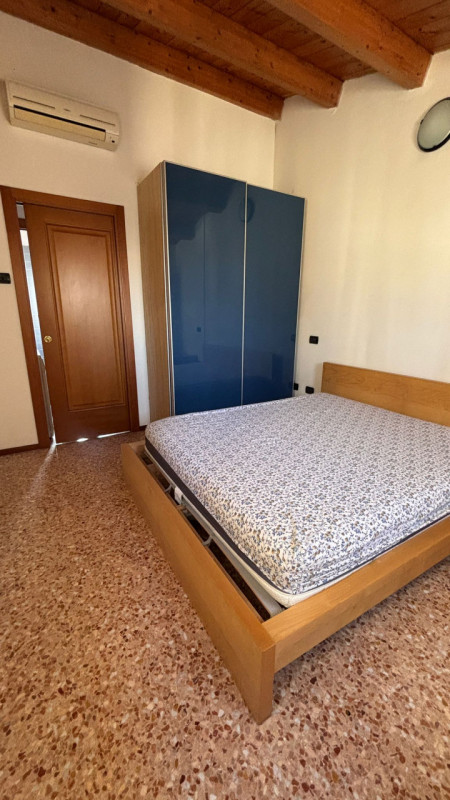 Scopri questo  affascinante appartamento duplex situato nel centro di Este! Con una superficie di...
