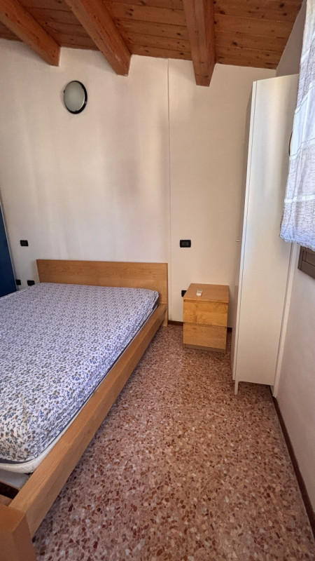Scopri questo  affascinante appartamento duplex situato nel centro di Este! Con una superficie di...