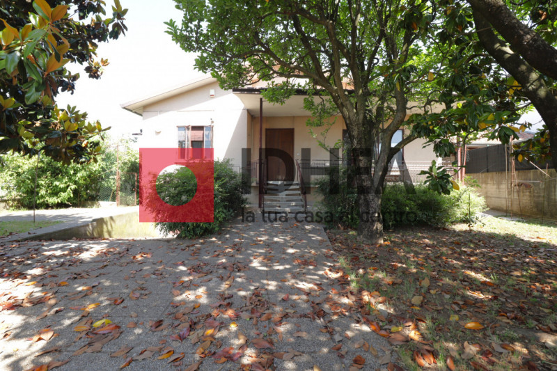 CASA SINGOLA CON GIARDINO A POSTIOMA CON TERRENO AGRICOLO DI 20.000MQ - RIF. "AVP3"

L'agenzia im...