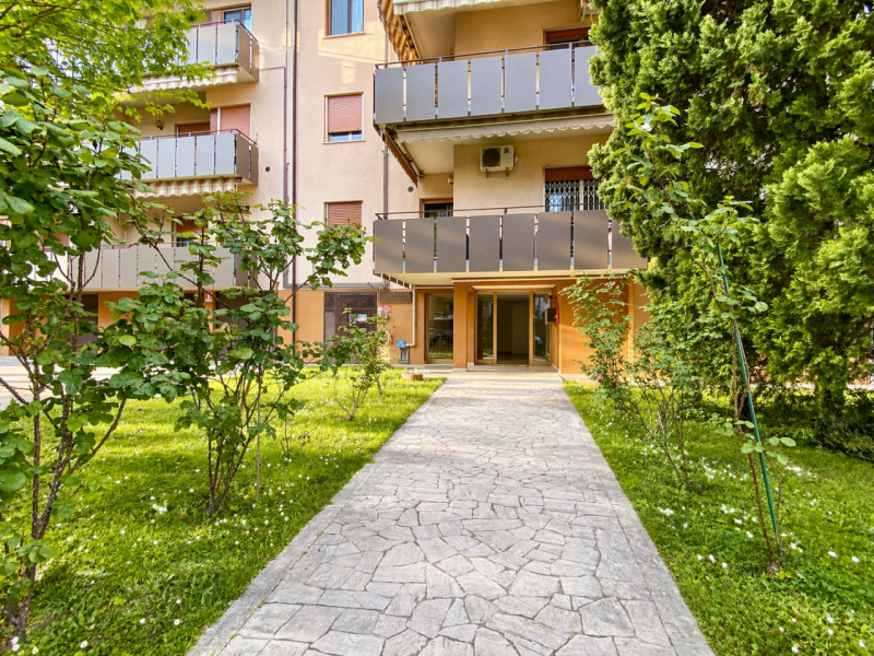 In una delle zone più richieste di Vicenza, nel quartiere Cattane, proponiamo in vendita un appar...