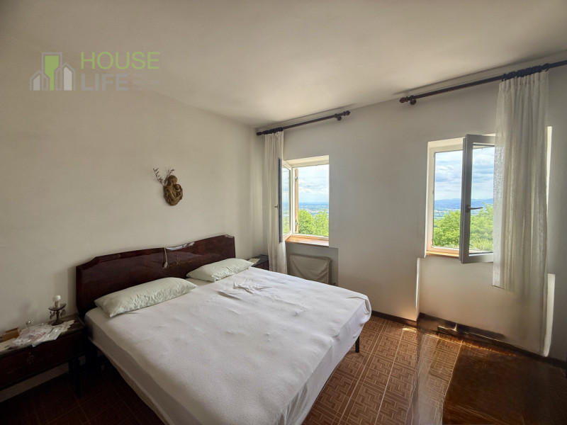 SCHIO loc. Tretto: In posizione panoramica, a 10 minuti dal centro di Schio e Santorso, CASA SING...