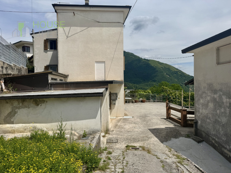 SCHIO loc. Tretto: In posizione panoramica, a 10 minuti dal centro di Schio e Santorso, CASA SING...