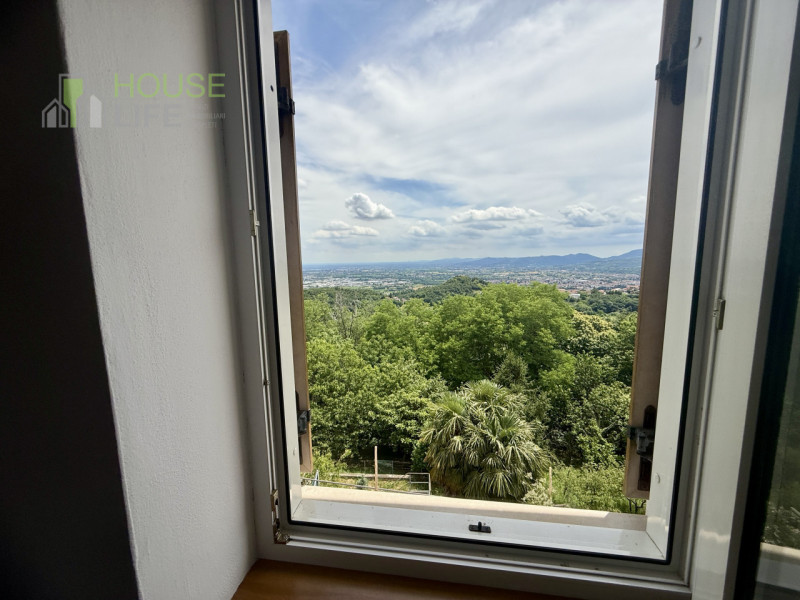 SCHIO loc. Tretto: In posizione panoramica, a 10 minuti dal centro di Schio e Santorso, CASA SING...