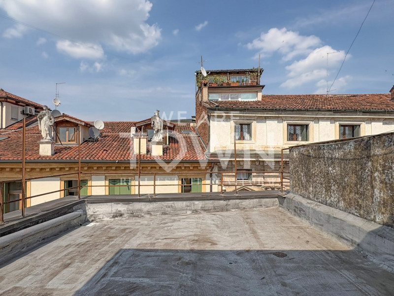 Nel cuore più autentico del centro storico di Vicenza, città Patrimonio Mondiale UNESCO e scrigno...