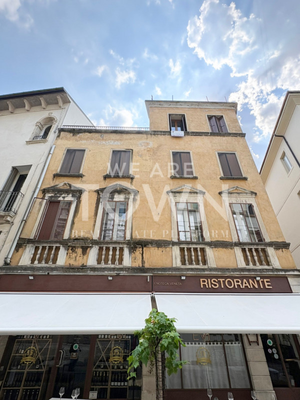 Nel cuore più autentico del centro storico di Vicenza, città Patrimonio Mondiale UNESCO e scrigno...