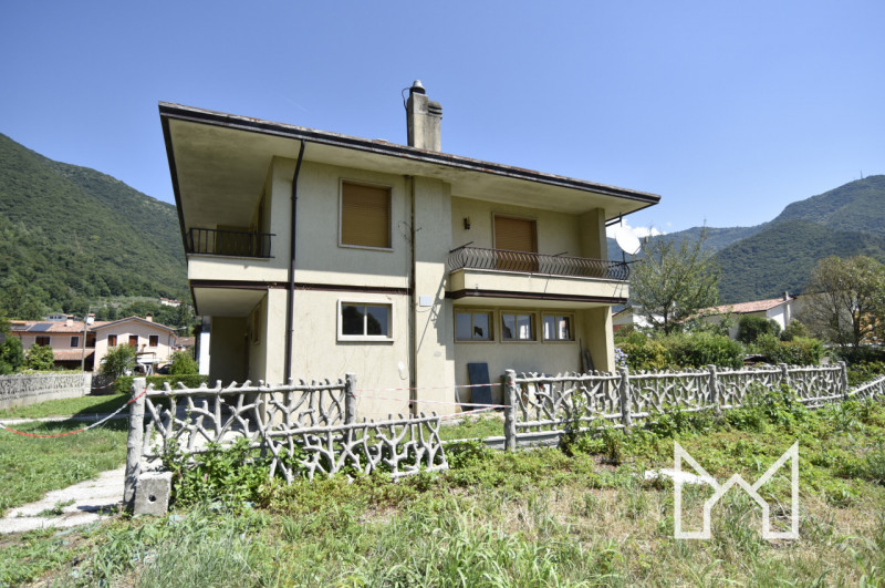 CAMPESE- Inserita in zona tranquilla e panoramica, comoda alle scuole e ai servizi principali del...