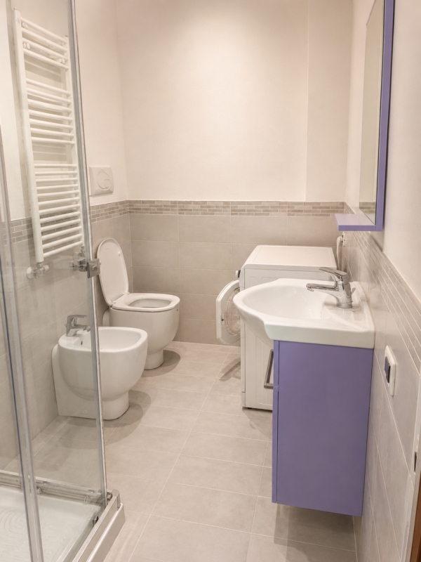 Proponiamo in vendita un elegante appartamento trilocale di circa 75 mq situato nel cuore di Vigo...