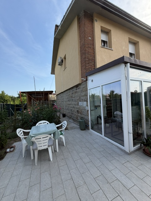Cadoneghe: in zona tranquilla e ben servita vendesi graziosa porzione di trifamiliare di TESTA. 
...
