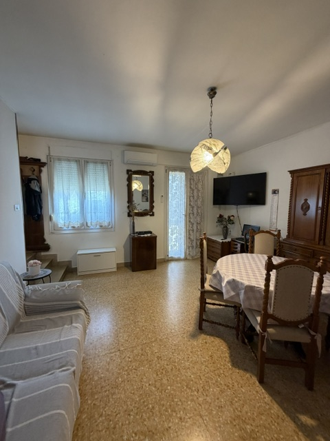 Cadoneghe: in zona tranquilla e ben servita vendesi graziosa porzione di trifamiliare di TESTA. 
...