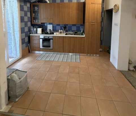 Cadoneghe: in zona tranquilla e ben servita vendesi graziosa porzione di trifamiliare di TESTA. 
...