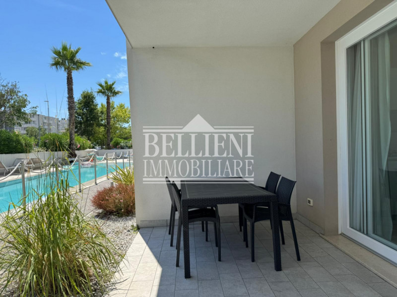 JESOLO LIDO OVEST - Proponiamo in vendita un appartamento bicamere situato all'interno del Reside...
